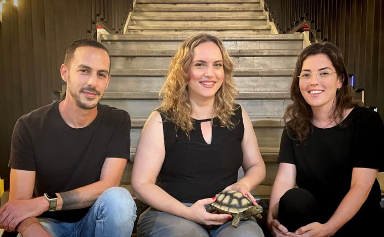 מימין לשמאל: מיכל גוטמן, סמנכ''לית הפיתוח, מעיין כהן, מנכ''לית, וזיו מלצר, מעצב ראשי