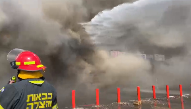 השריפה במתחם Z בקלנסווה (צילום מסך: תיעוד מבצעי כבאות והצלה)