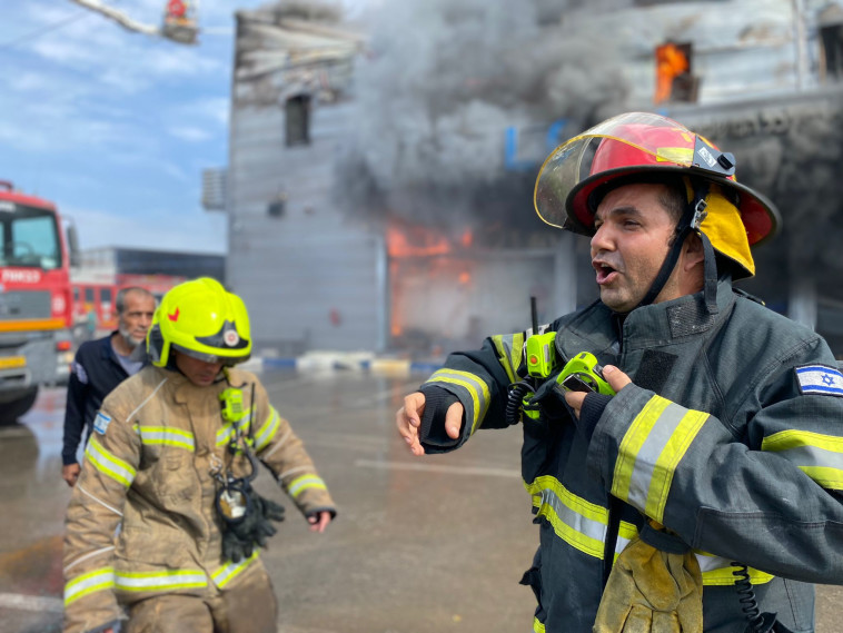 כוחות הכיבוי בשריפה במתחם Z בקלנסווה