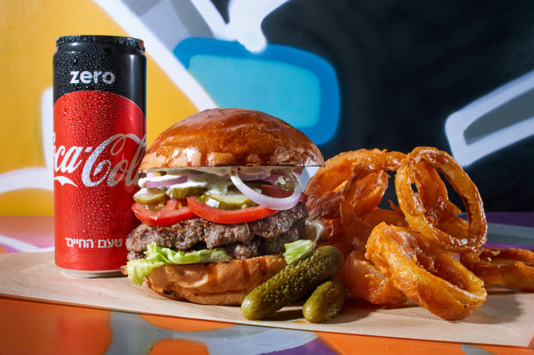 דיינר שופ המבורגרים וקוקה קולה