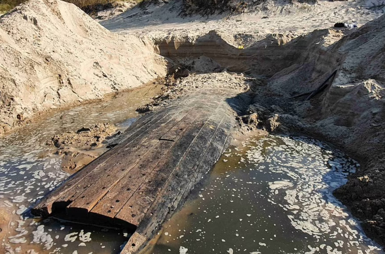 חתיכת הספינה שהתגלתה לחופי לטביה