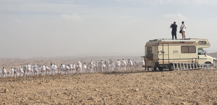 ספנסר טוניק עם המשתתפים במיזם הצילום בערד