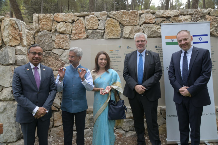 השר ורעייתו, שגריר הודו בישראל ונציגי משרד החוץ