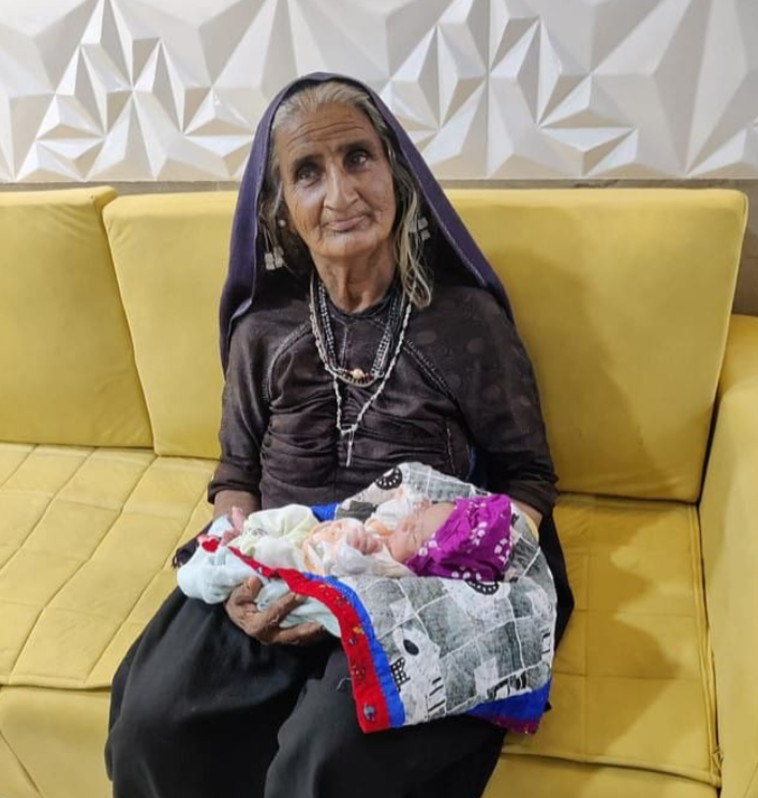 ג'ובונבן רבארי הפכה לאימא בגיל 70 (צילום: רויטרס)