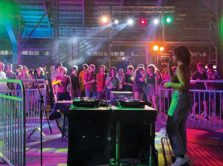 נוגה יטח בהופעה