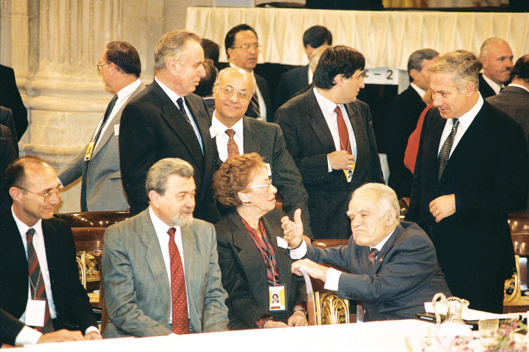  עמד על כך שזה יהיה אירוע חד־פעמי. שמיר עם ח''כ שרה דורון בוועידה