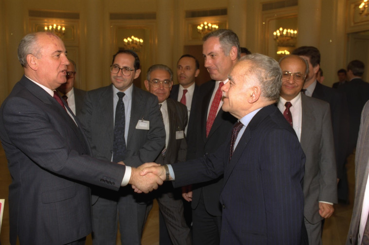 שמיר לא הסתיר את עמדתו שלפיה הוא לא מאמין בוועידה כוללת. פגישת ראש הממשלה עם מנהיג ברית המועצות מיכאיל גורבצ'וב. ליד שמיר, מימין לשמאל: בן־אהרן, נתניהו, יוסף הדס ורובינשטיי