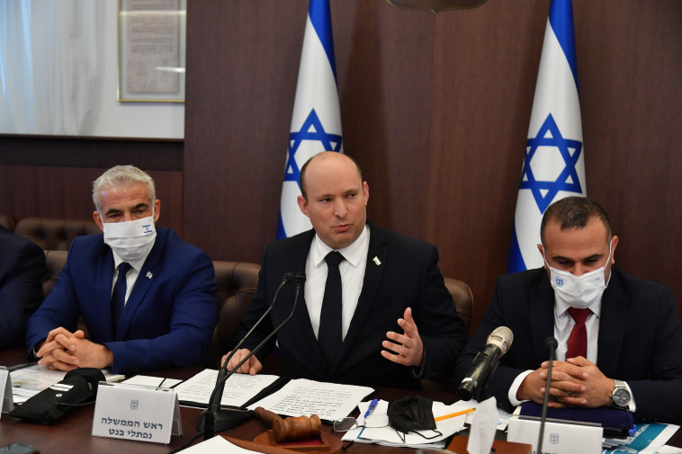 נפתלי בנט ויאיר לפיד בישיבת הממשלה