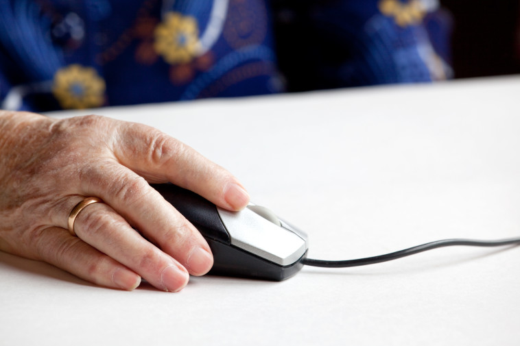 קשישה במחשב