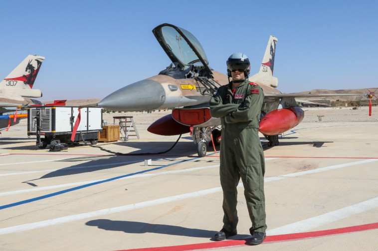 טייס קרב ''אדום'' בתרגיל ה''בלו פלאג'' (צילום: מרק ישראל סלם)