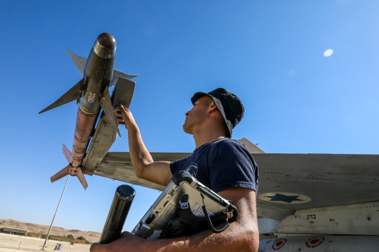 טכנאי נשק של חיל האוויר בוחן חימוש של מטוס קרב (צילום: מרק ישראל סלם)