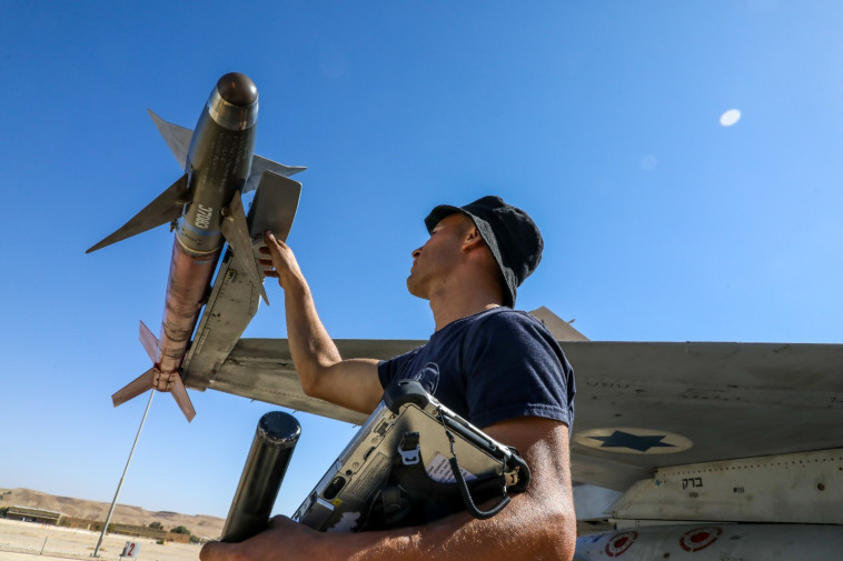 טכנאי נשק של חיל האוויר בוחן חימוש של מטוס קרב