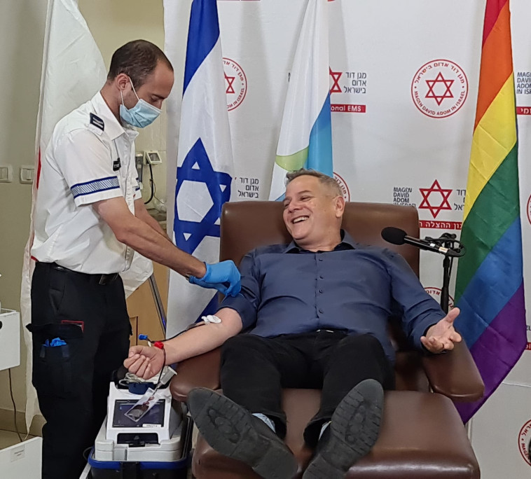 ניצן הורוביץ תורם דם