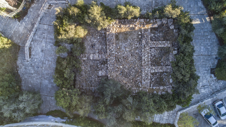 צילום אווירי של המיצד לפני עבודות השימור
