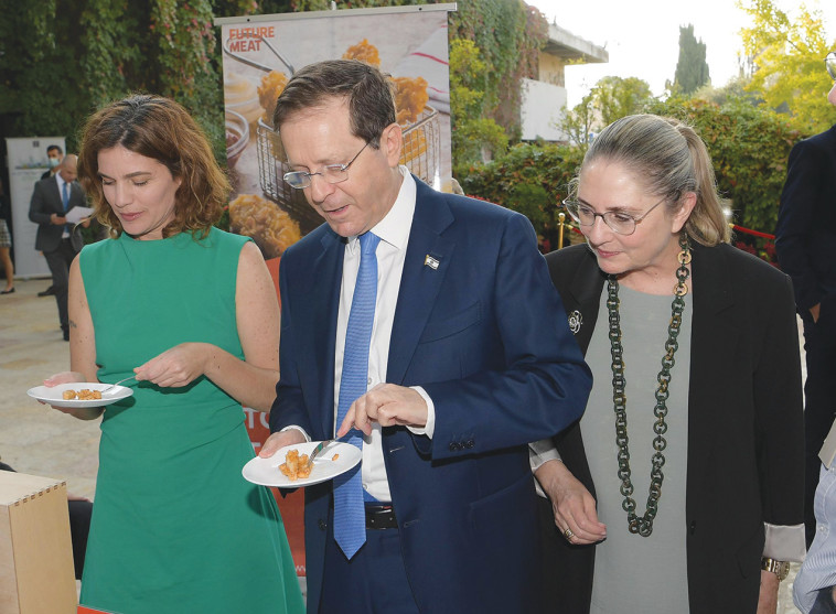 הרצוג, רעייתו וזנדברג אוכלים בשר מתורבת באירוע