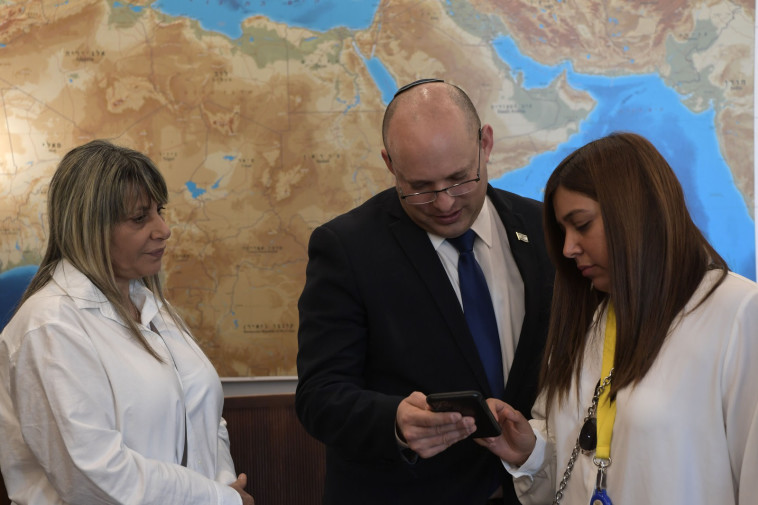 רה''מ בנט עם משפחתו של בראל חדריה שמואלי ז''ל