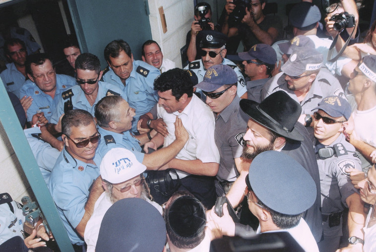 אריה דרעי נכנס לכלא