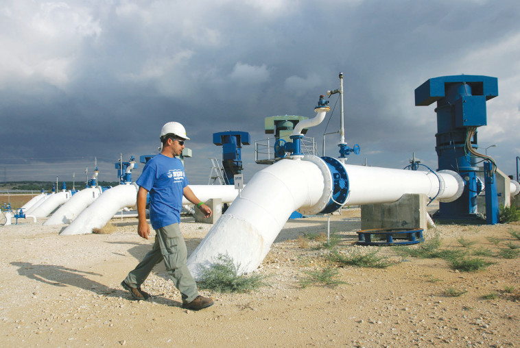 עובד חברת מקורות באתר אשכול