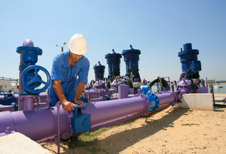 עובד חברת מקורות באתר אשכול