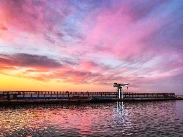 המנוף בנמל תל אביב על רקע השקיעה