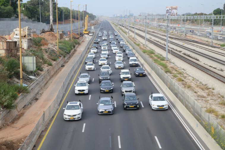 חסימות ופקקים בנתיבי איילון בעקבות המחאה על האלימות הגואה בחברה הערבית