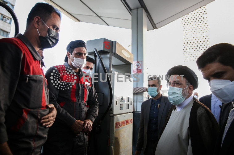 אזרחים איראניים בתחנת דלק