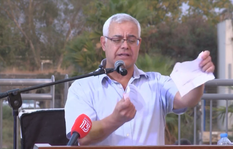 ז'קי לוי קורע את מכתבו של רזבוזוב