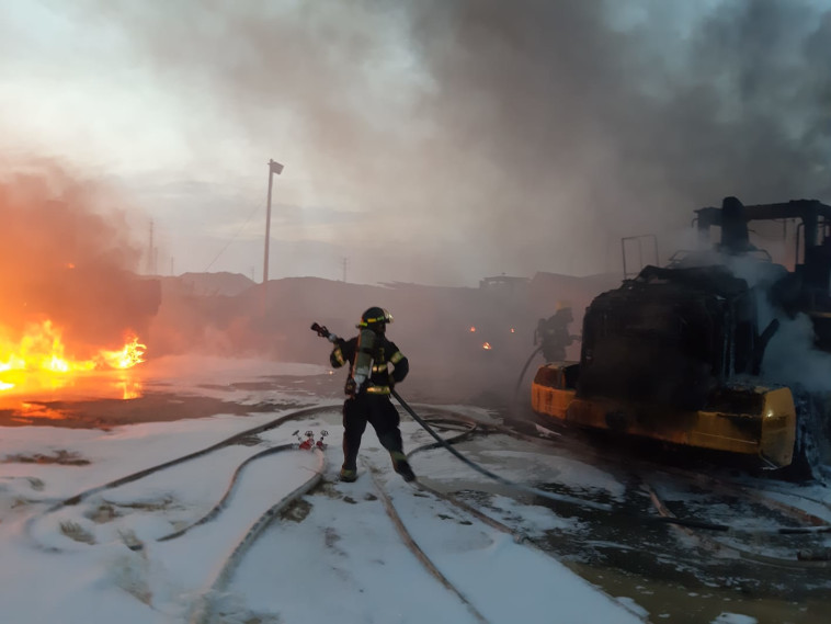 כוחות הכיבוי נאבקים בלהבות