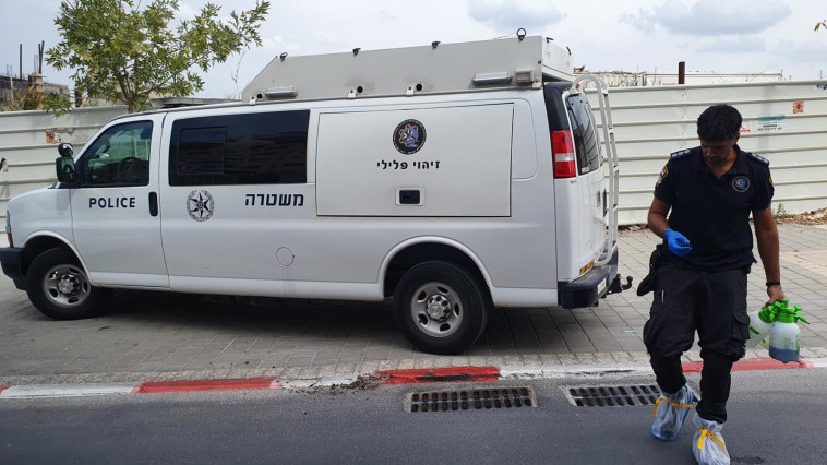 ניידת זיהוי פלילי של המשטרה בזירה בבית שמש