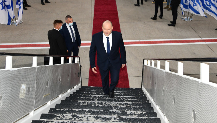 בנט עולה למטוס