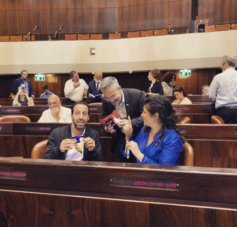 בועז טופורובסקי מחלק חטיפים לחברי הקואליציה