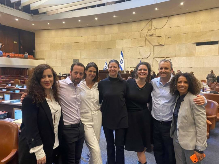 חברי סיעת העבודה חוגגים את אישור התקציב במליאה 