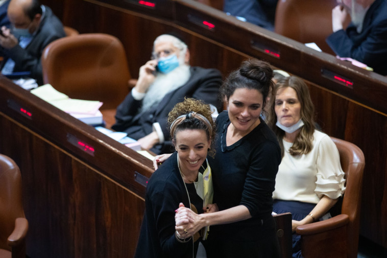 עידית סילמן ואמילי מואטי