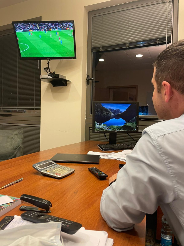 אלכס קושניר מנצל את ההפסקה במליאה לצפייה במשחק כדורגל (צילום: ללא)
