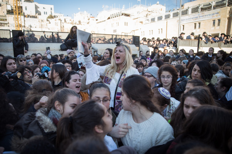 נשות הכותל בתפילה בכותל המערבי