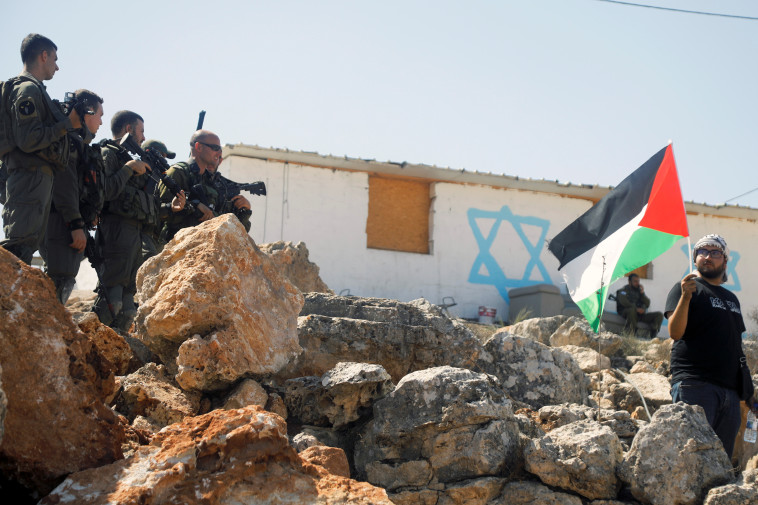 פלסטינים מפגינים נגד ההתנחלויות