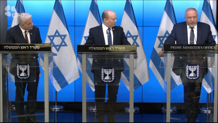 נפתלי בנט, אביגדור ליברמן ויאיר לפיד במסיבת עיתונאים