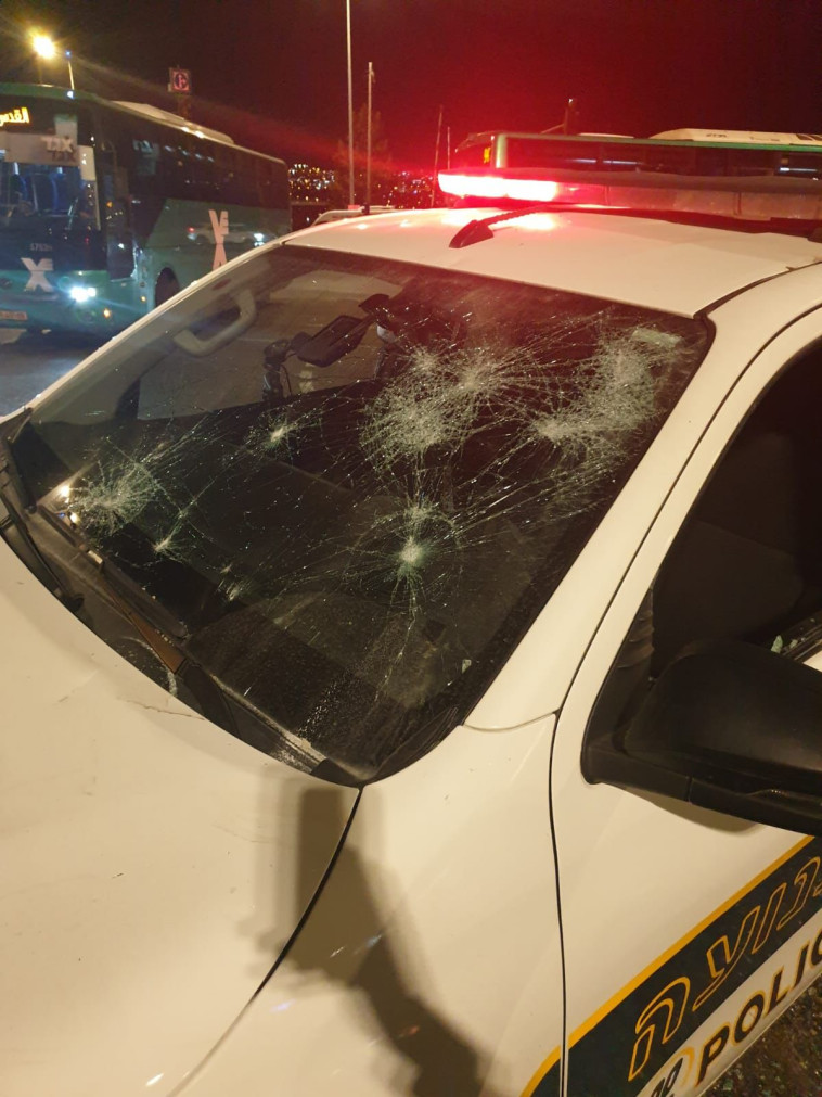 ניידת משטרה שניזוקה במהלך הפרות סדר