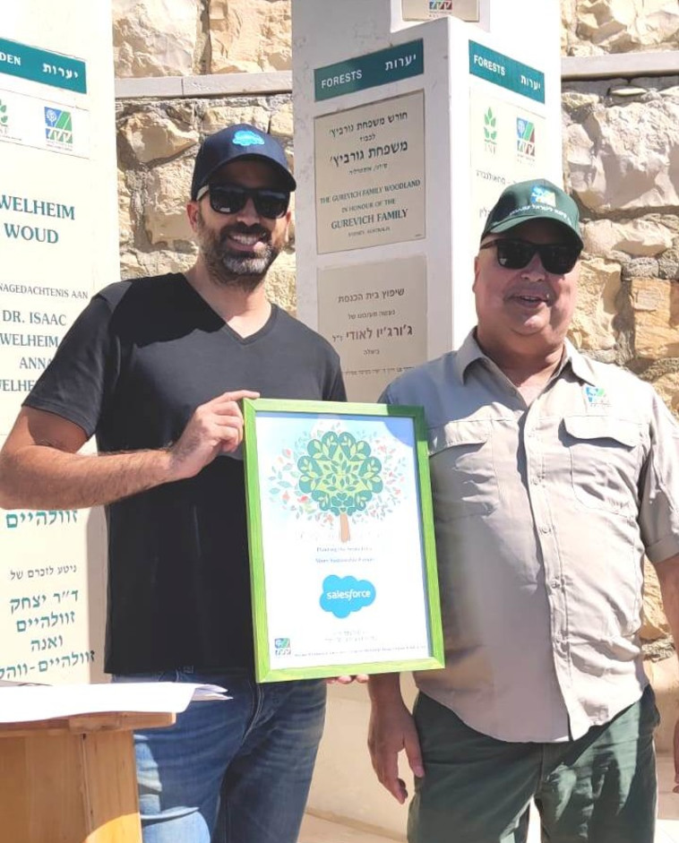 מיכאל בן אבו מקק''ל ואפי כהן, מנכ''ל מרכז מחקר ופיתוח סיילספורס ישראל, באירוע ביער יתיר