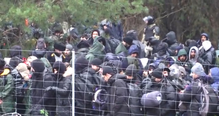 פליטים מנסים לחצות את הגבול מבלארוס לפולין