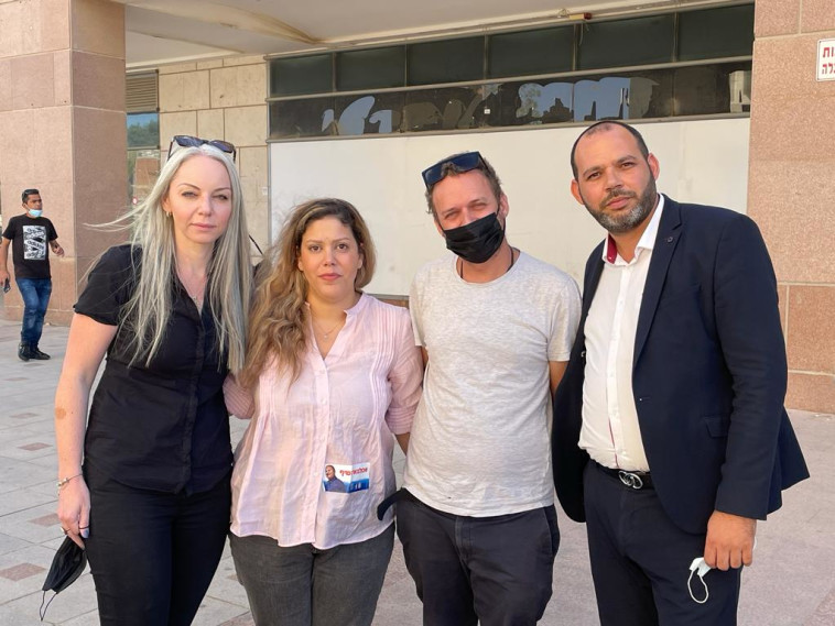 התמיכה באריה שיף מחוץ לבית המשפט