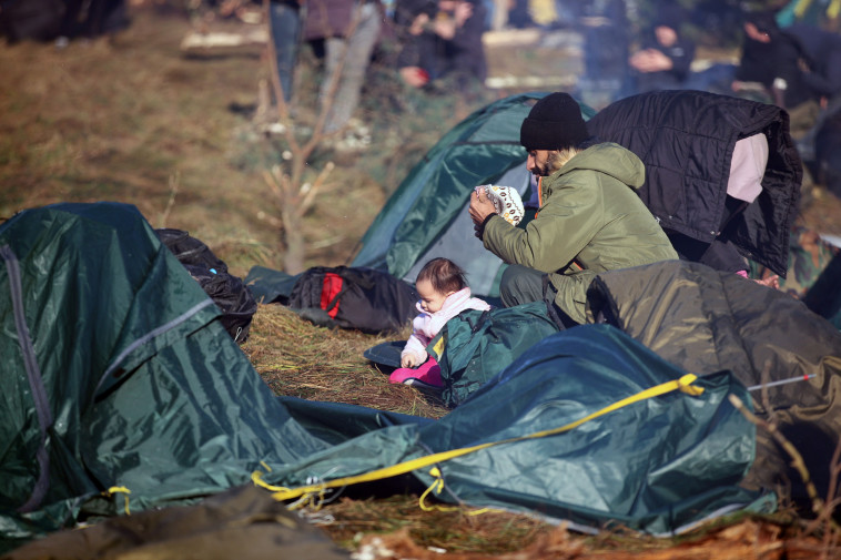 מהגרים בשקי שינה על גבול בלארוס-פולין (צילום: רויטרס)