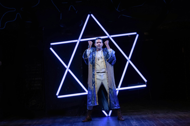 דן שפירא מתוך ההצגה ''האם יש מקקים בישראל''