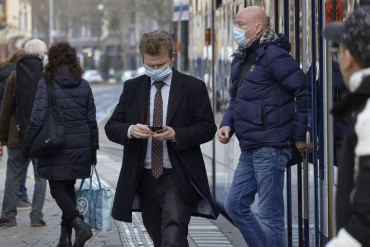 אנשים עם מסכה ברחובות אמסטרדם (צילום: Pierre Crom/Getty Images)