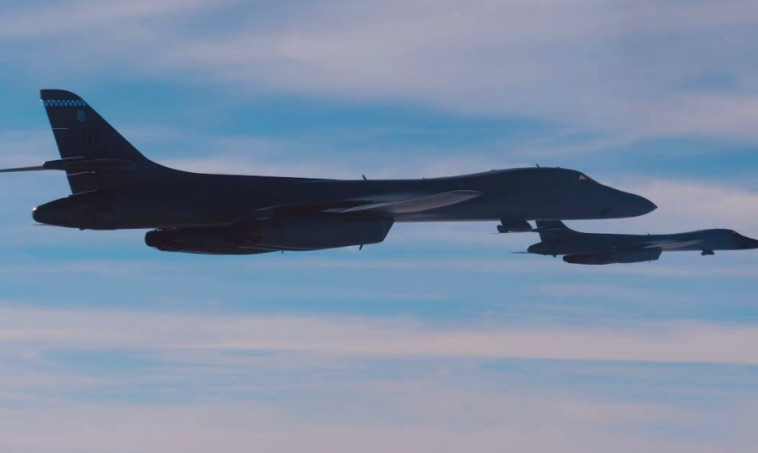 מטוסי קרב של צה''ל מלווים מפציץ של צבא ארה''ב