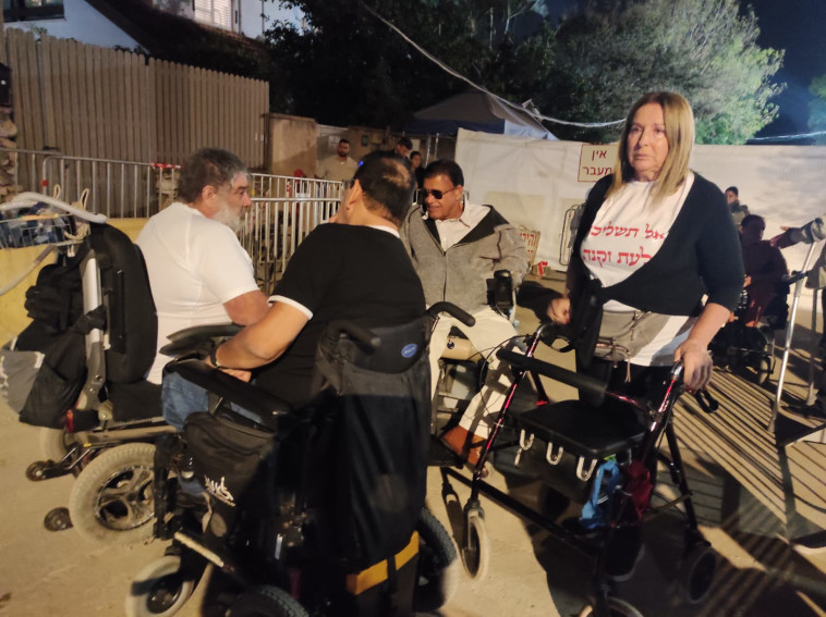 מחאת הנכים מול ביתו של בנט