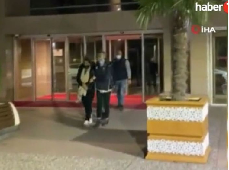 תיעוד של בני הזוג, נטלי ומורדי, יוצאים מבית המשפט בטורקיה