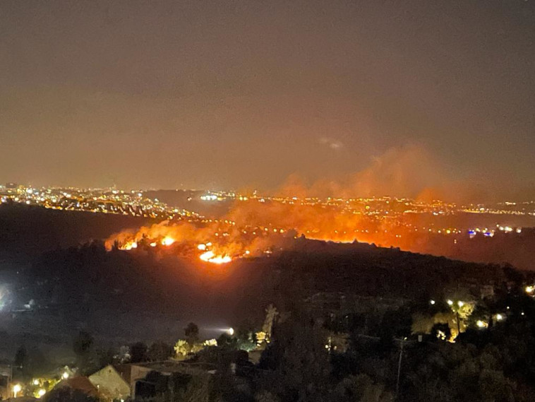 שריפת החורש סמוך להר אדר (צילום: כבאות והצלה ירושלים)