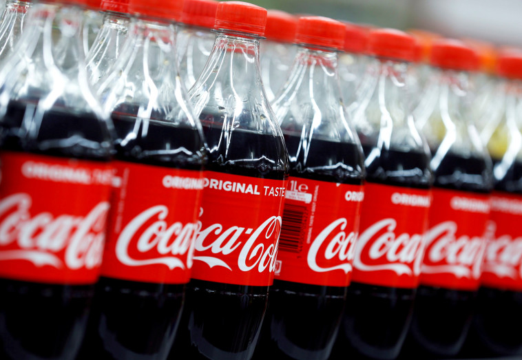 בקבוקי קוקה קולה (צילום: REUTERS/Regis Duvignau/File Photo)