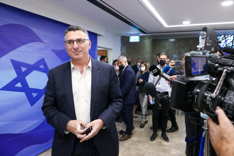 גדעון סער בכניסה לישיבת הממשלה